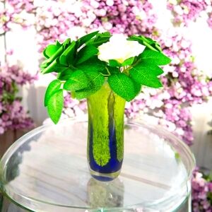 Beautiful vase.Vintage relic.  Teleflora hand-blown glass art.  The flowers will